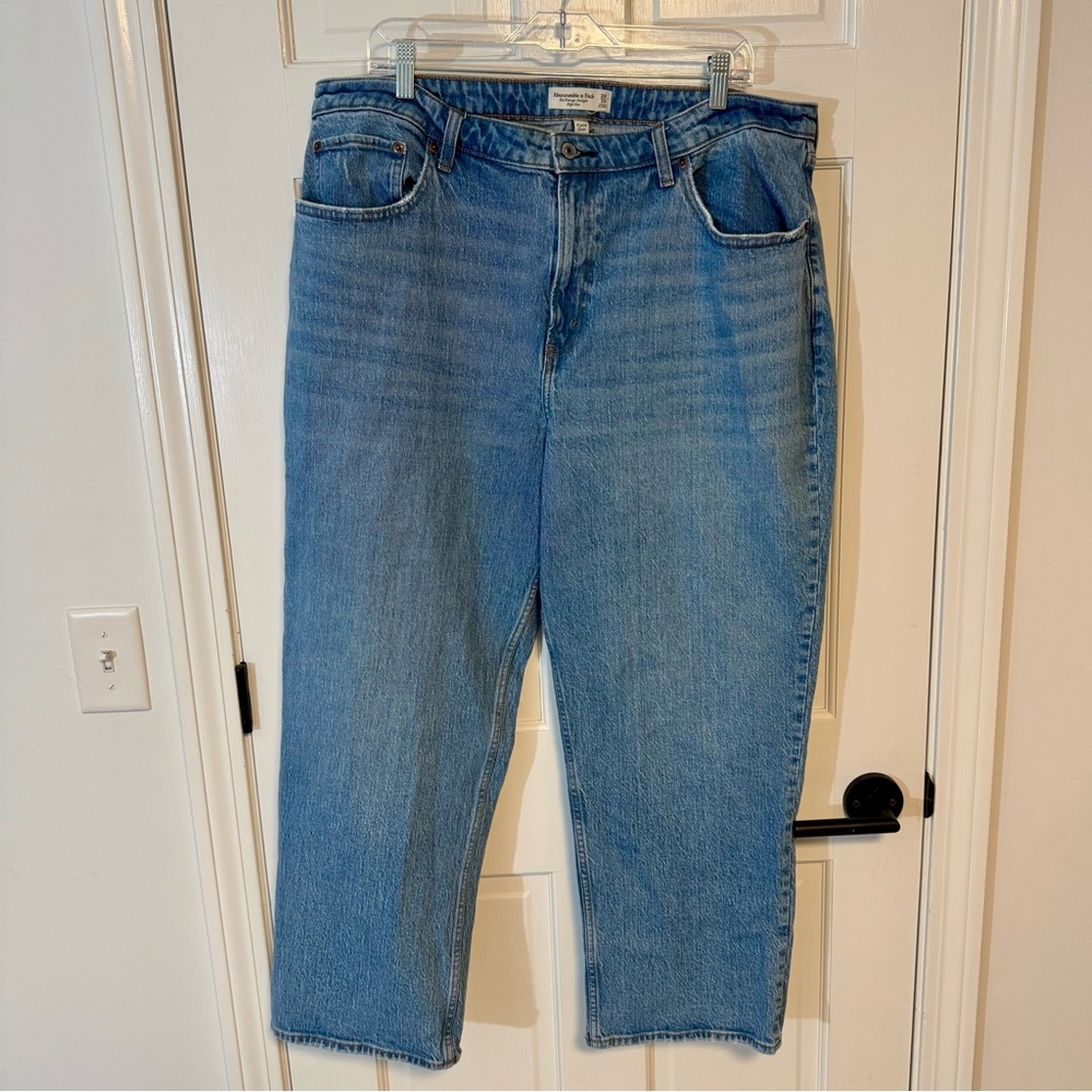 Abercrombie & Fitch| Curve Love High Rise Vintage
Straight Jean,Medium Wash- EUC